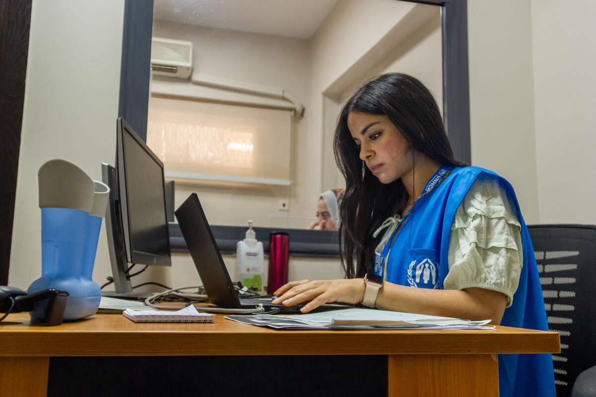 Nour Behairi, UNHCR Registration Assistant, registers a Sudanese family after completing their registration process in Cairo. After fleeing Sudan due to violence, Rania* (35) approached UNHCR Registration Center in Cairo, together with her three children, Khalid* (3), Hamid*, and Naglaa * (0), where they were registered as asylum seekers. ; As of 21 August, 280,000 Sudanese refugees and asylum-seekers and 7,230 third country nationals have crossed into Egypt after the onset of the conflict on 15 April 2023, according to the Egyptian Ministry of Foreign Affairs. UNHCR is providing protection services to those arriving in Egypt, including registration. To date, UNHCR has provided registration appointments for more than 60,000 newly arrived people forced to flee Sudan, of who almost 60% have already been registered.? According to UNHCR registration data, over 92% are Sudanese, followed by South Sudanese and Eritreans. Some 65% are female-headed households. The vast majority of Sudanese (94%) originate from Khartoum, while 3% are from Omdurman, 1% from South Darfur and 1% from North Darfur.